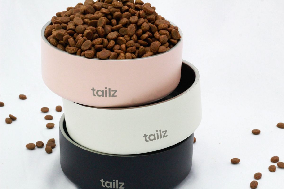 Tres platos TAILZ apilados con alimento